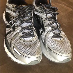Brooks GTS 17 mens running shoes. Size 11.5